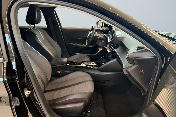 Sort Peugeot e-208 fra 2023