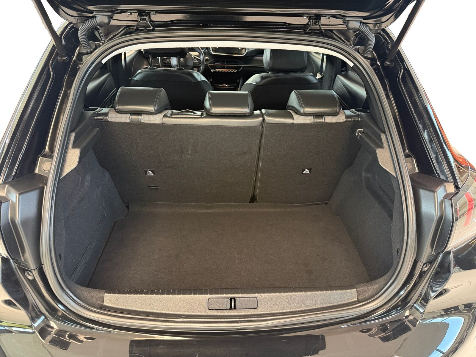 Sort Peugeot e-208 fra 2023