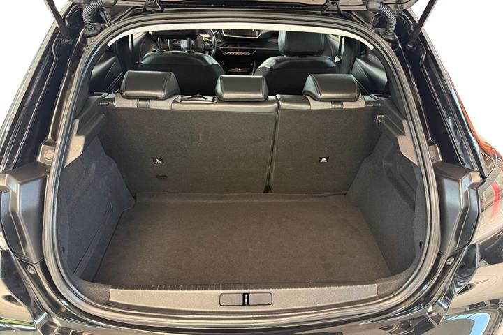 Sort Peugeot e-208 fra 2023