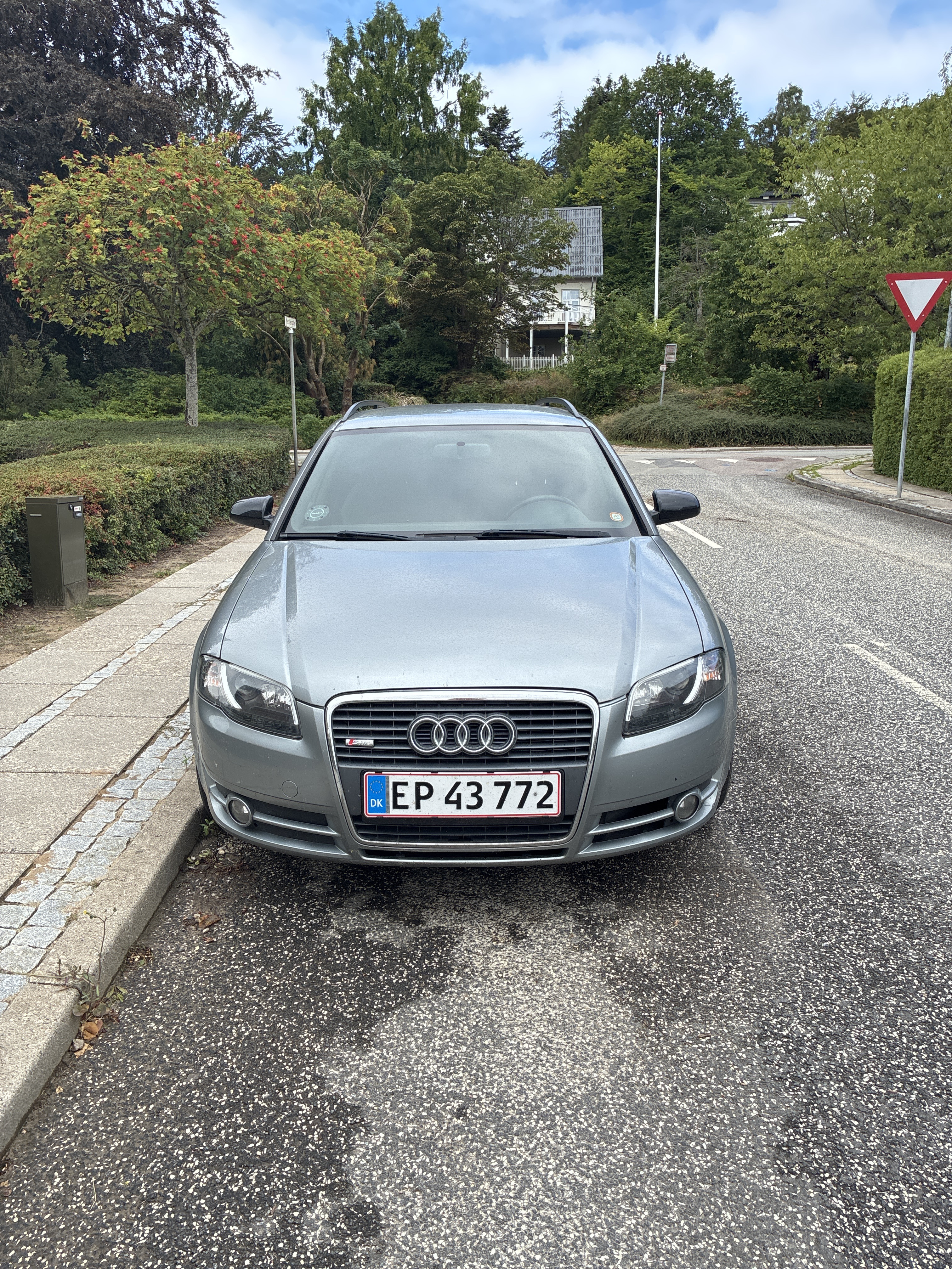 Grå Audi A4 fra 2005