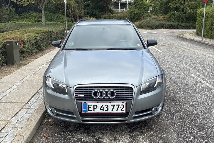 Grå Audi A4 fra 2005