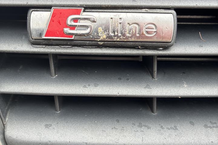 Grå Audi A4 fra 2005