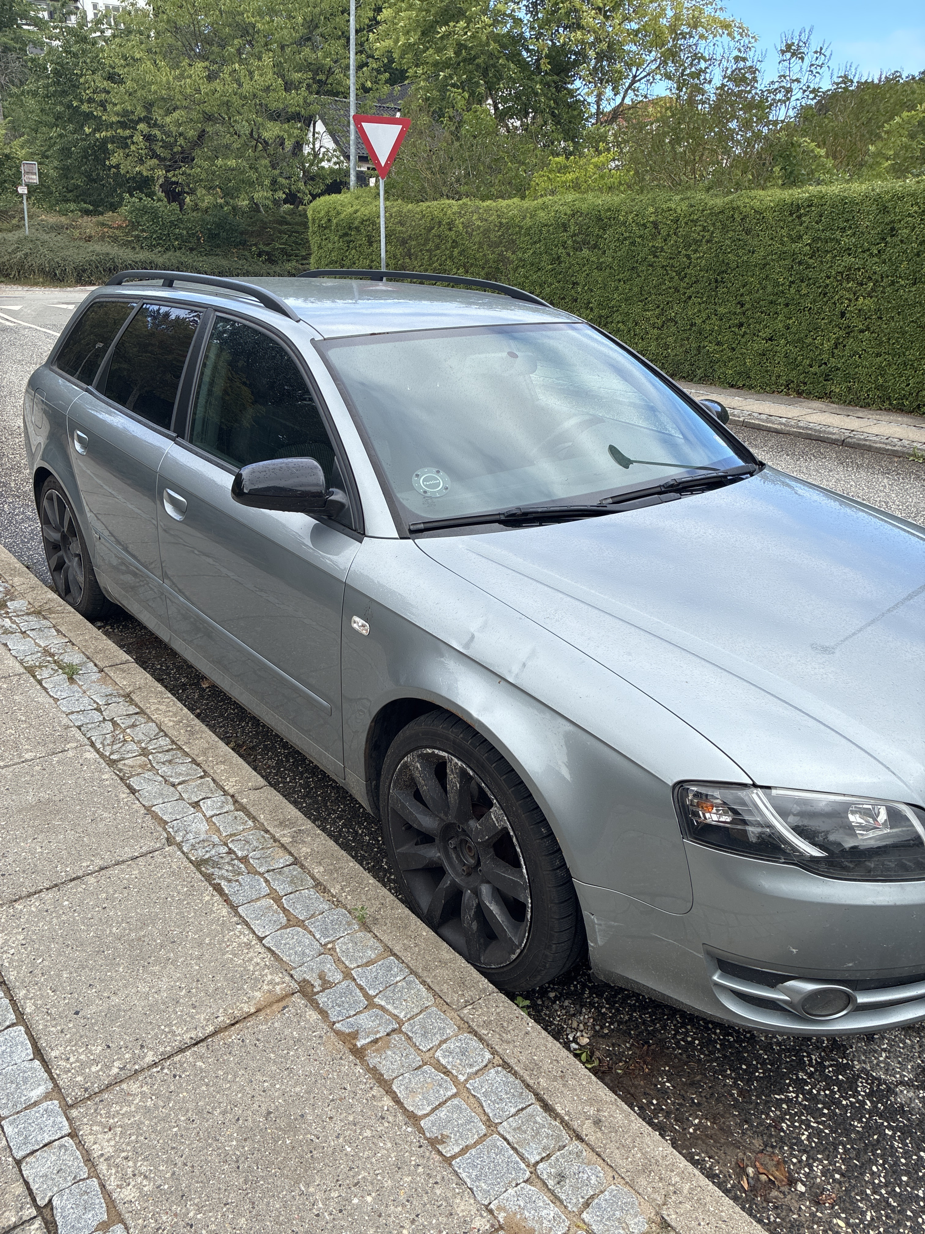 Grå Audi A4 fra 2005