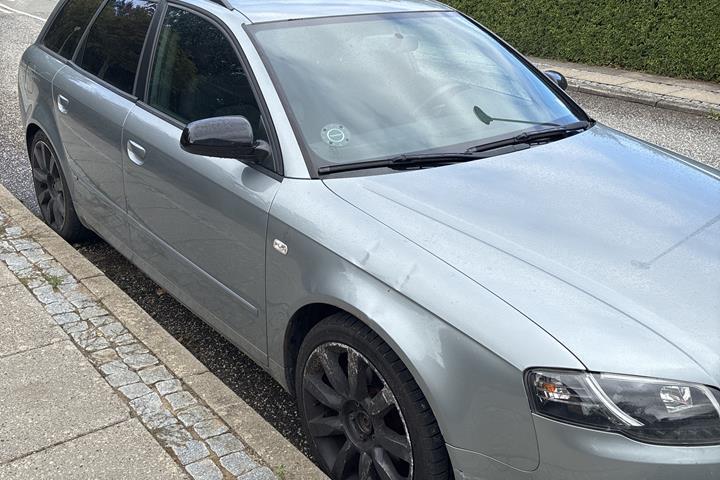 Grå Audi A4 fra 2005