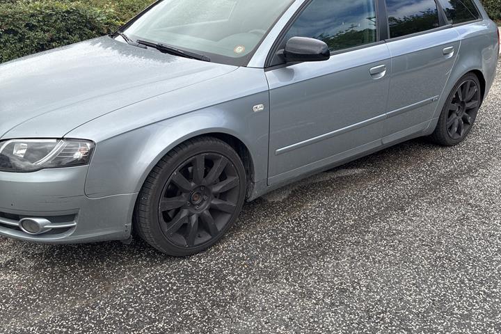 Grå Audi A4 fra 2005