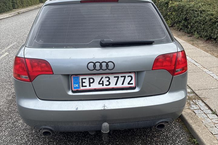 Grå Audi A4 fra 2005