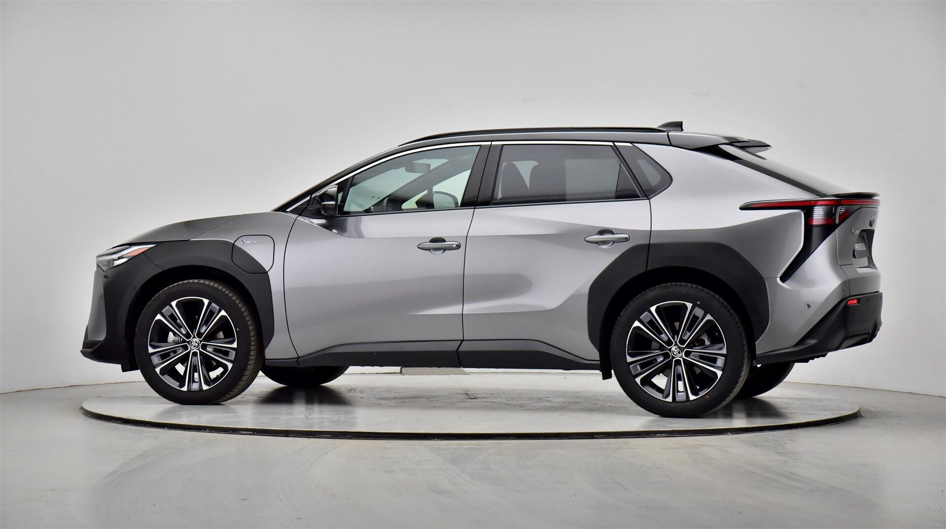 Grå Toyota BZ4X fra 2025