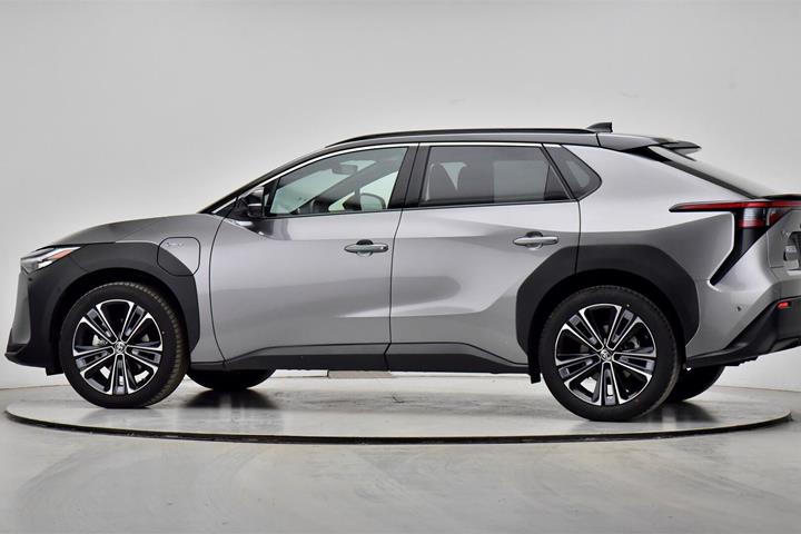 Grå Toyota BZ4X fra 2025