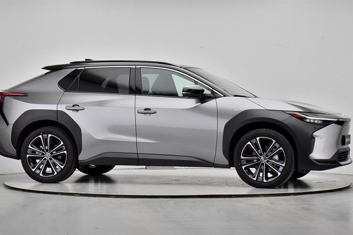 Grå Toyota BZ4X fra 2025