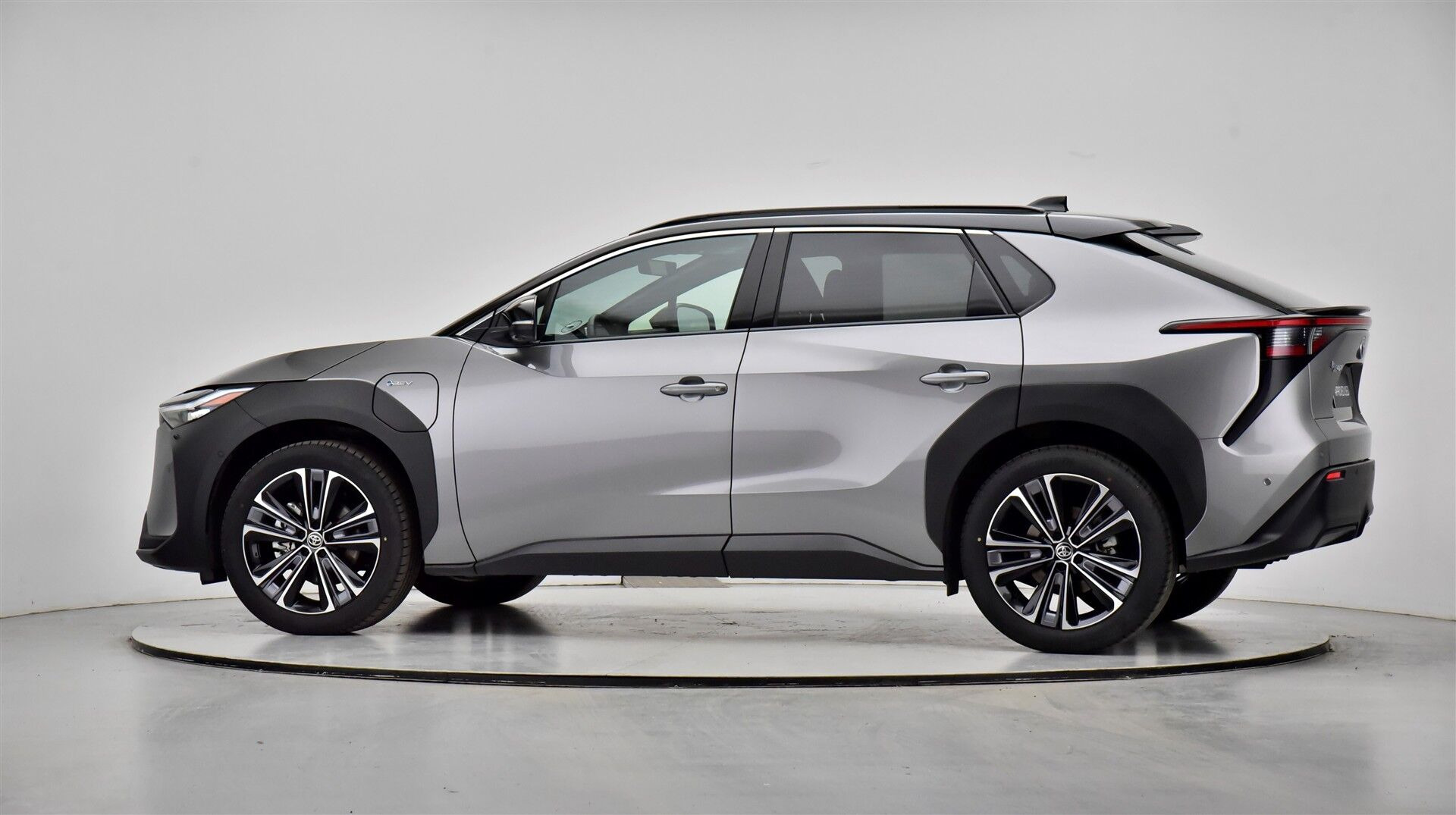 Grå Toyota BZ4X fra 2025