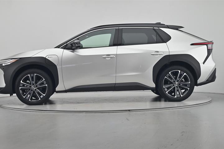 Hvid Toyota BZ4X fra 2025