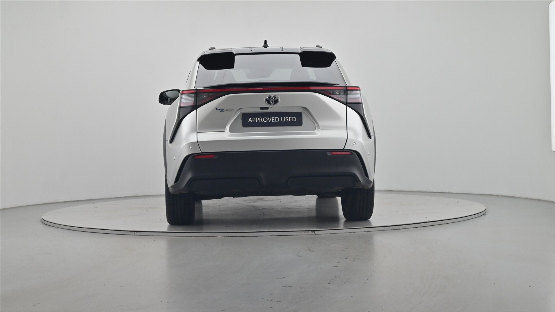 Hvid Toyota BZ4X fra 2025