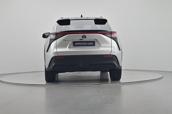 Hvid Toyota BZ4X fra 2025