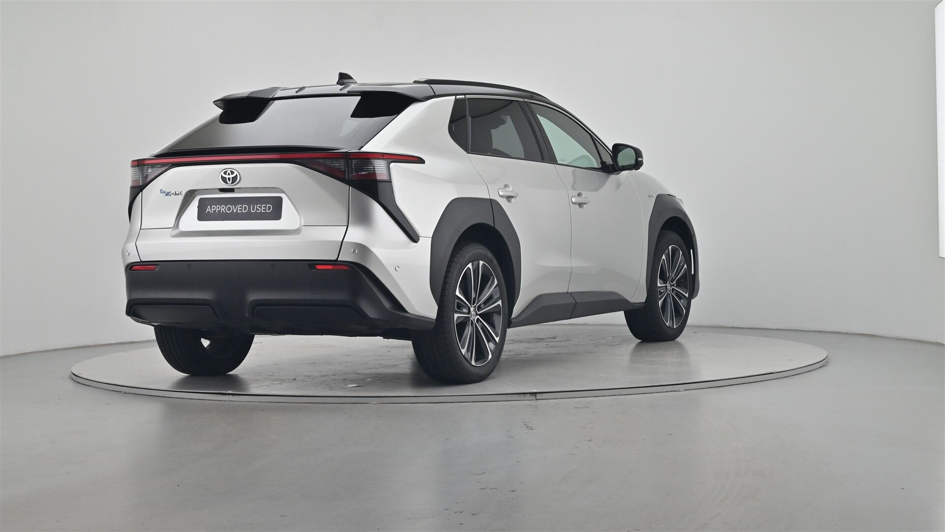 Hvid Toyota BZ4X fra 2025