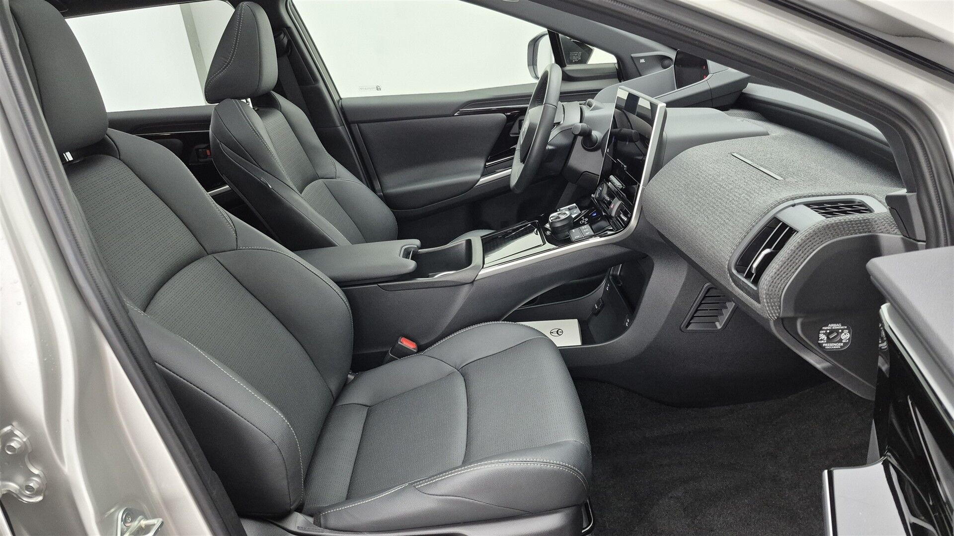 Hvid Toyota BZ4X fra 2025