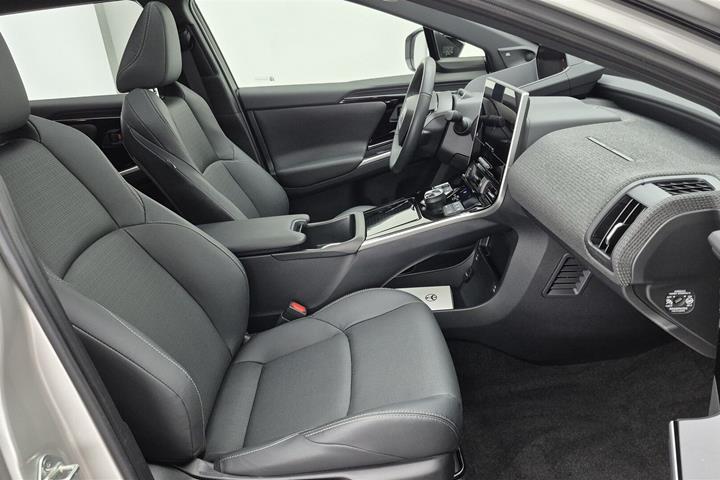 Hvid Toyota BZ4X fra 2025