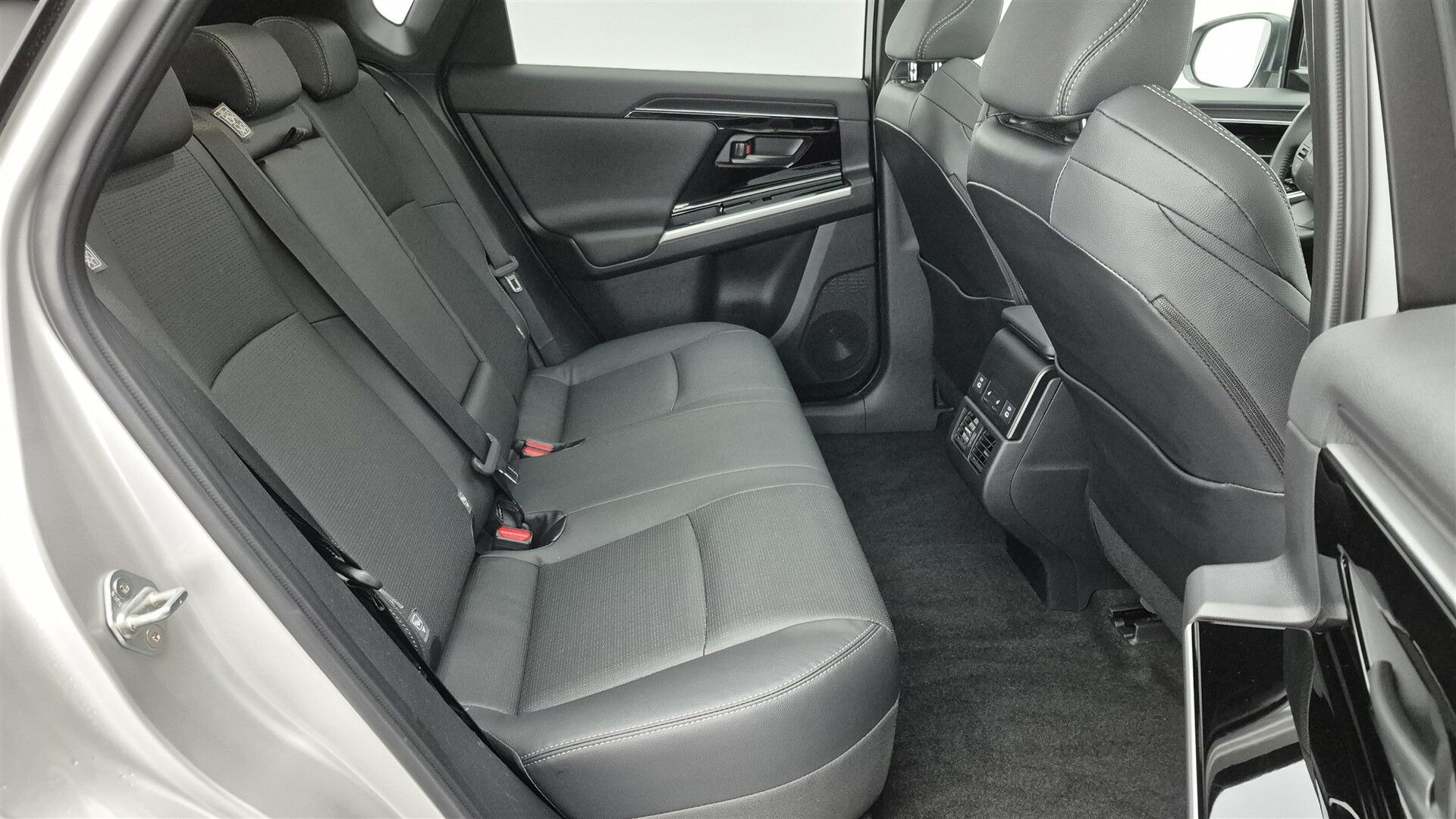 Hvid Toyota BZ4X fra 2025