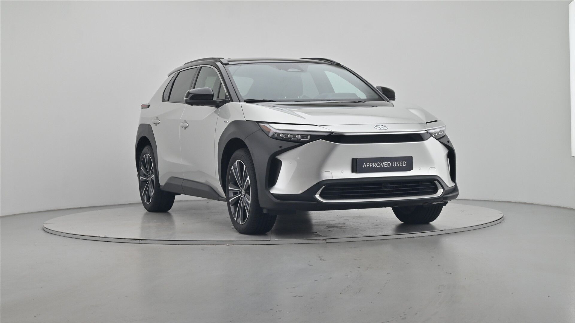 Hvid Toyota BZ4X fra 2025