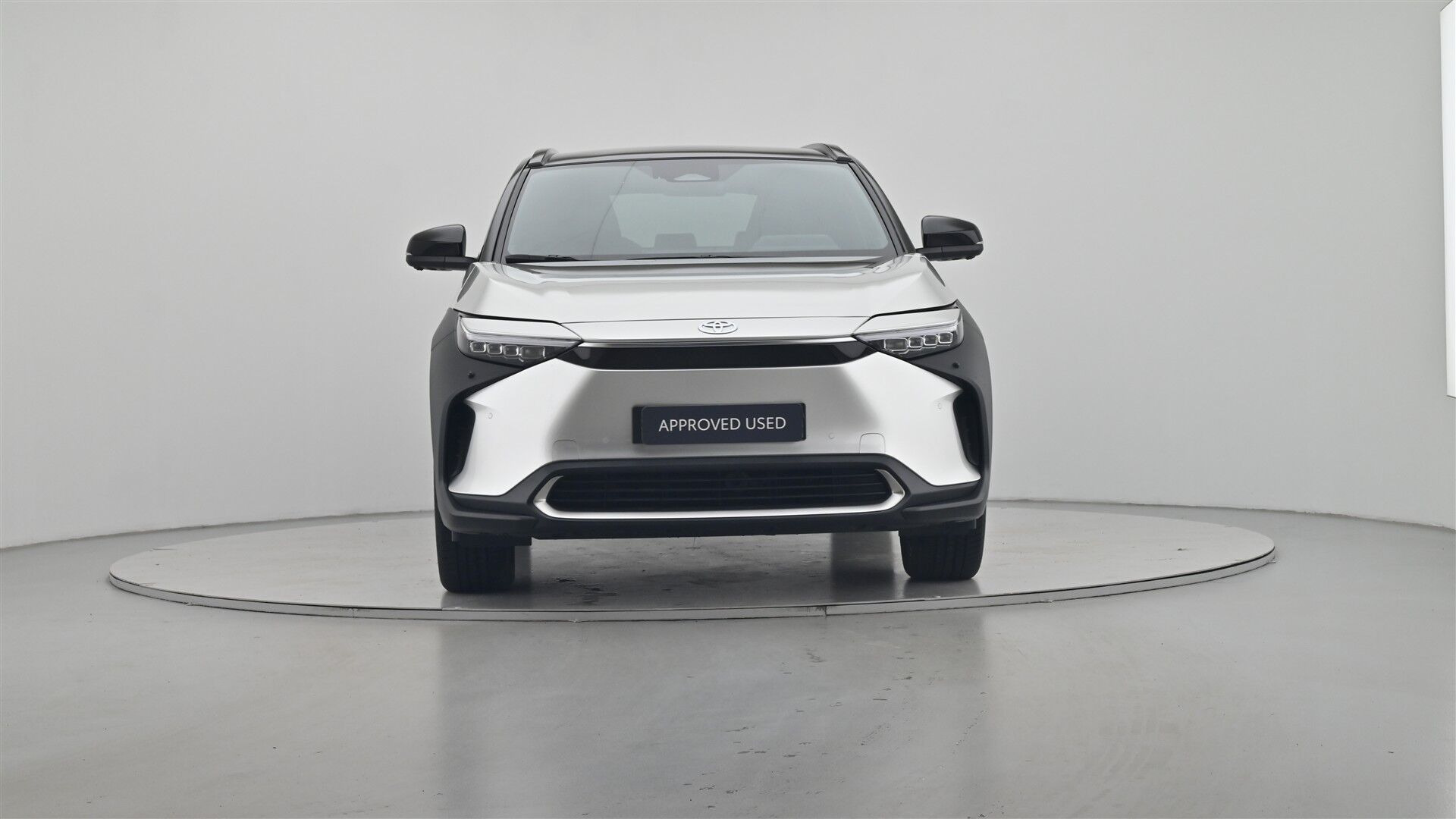 Hvid Toyota BZ4X fra 2025