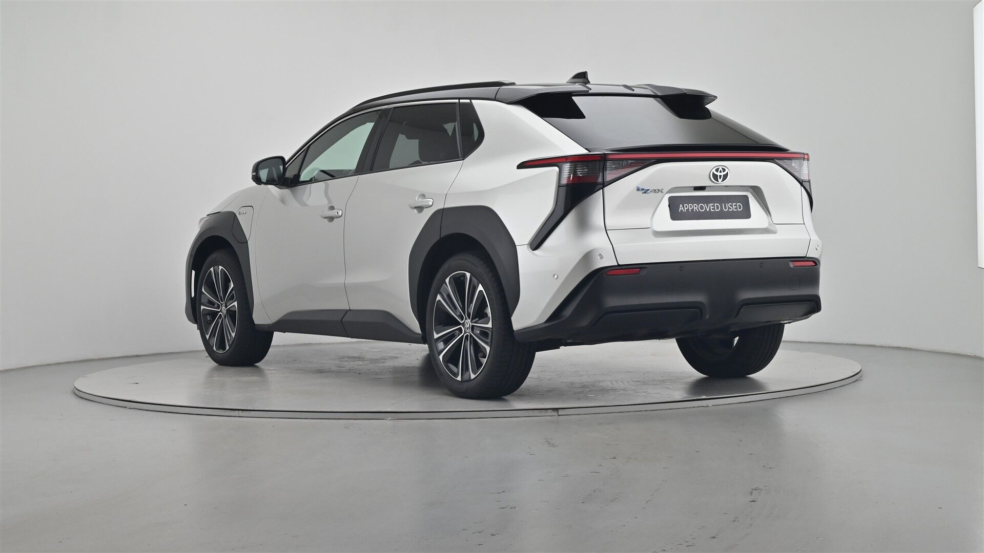 Hvid Toyota BZ4X fra 2025