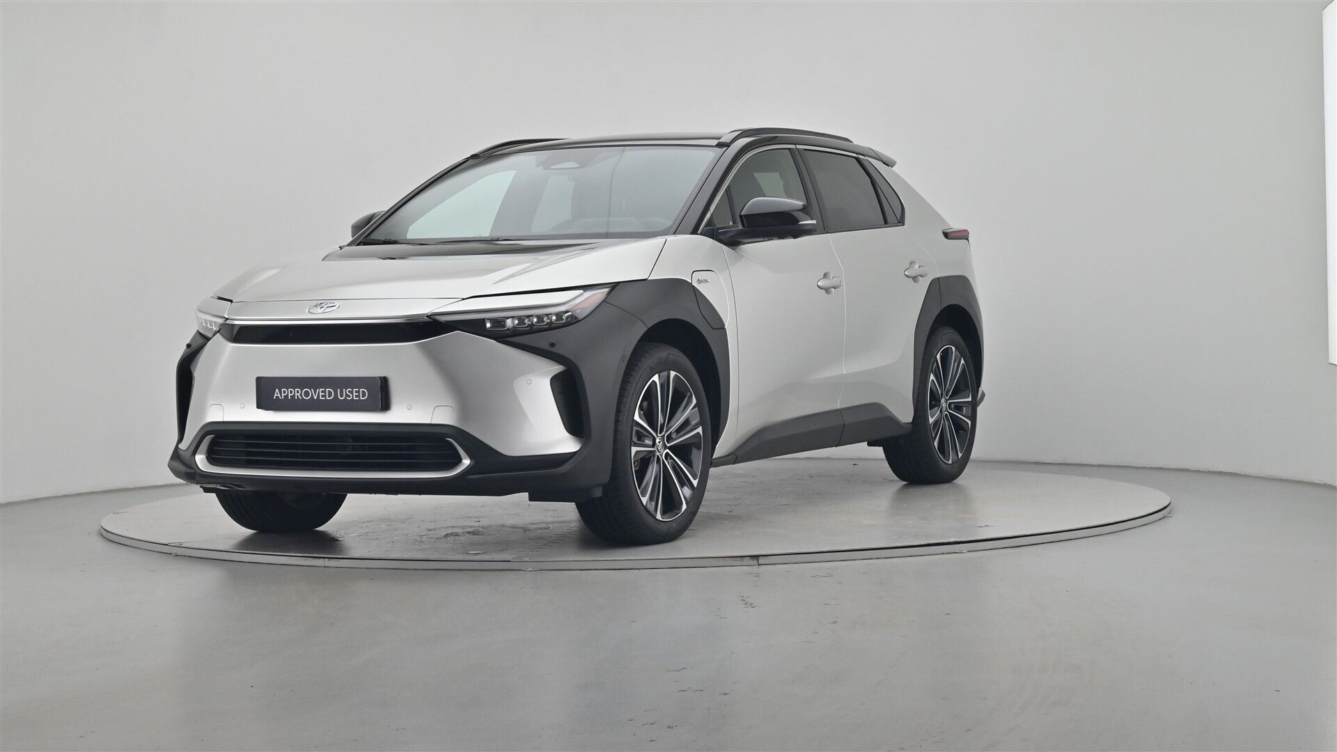 Hvid Toyota BZ4X fra 2025