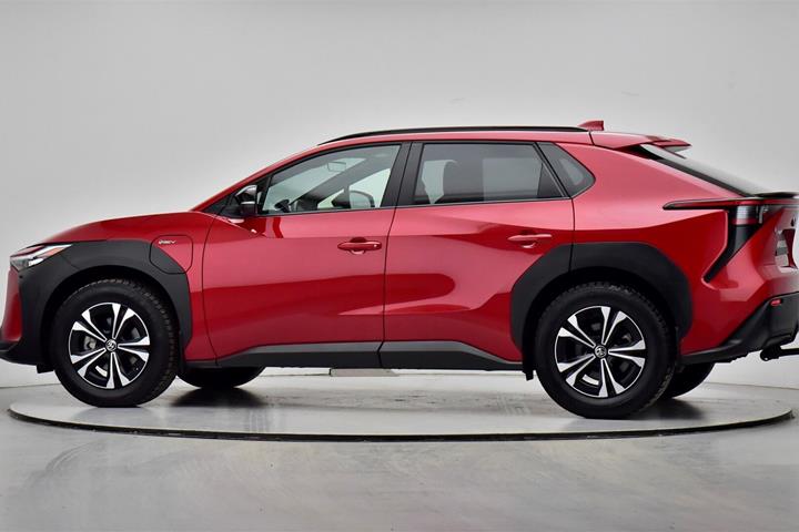 Rød Toyota BZ4X fra 2024