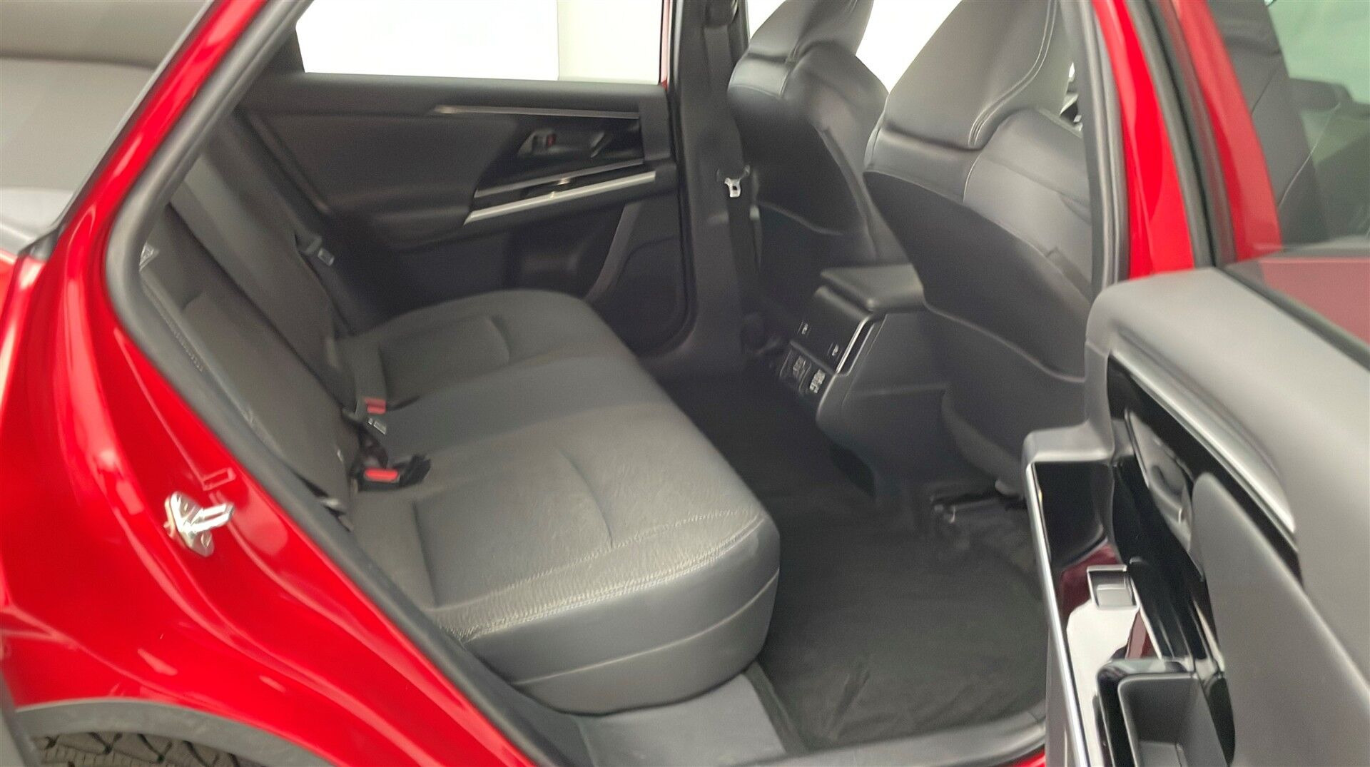 Rød Toyota BZ4X fra 2024
