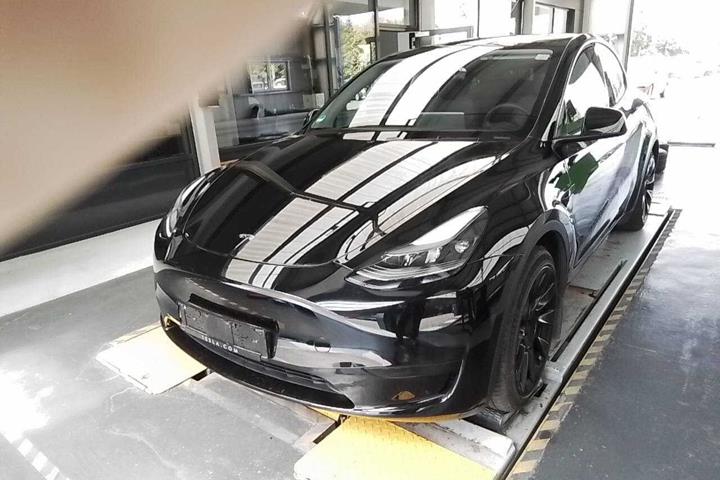 Sort Tesla Model Y fra 2023