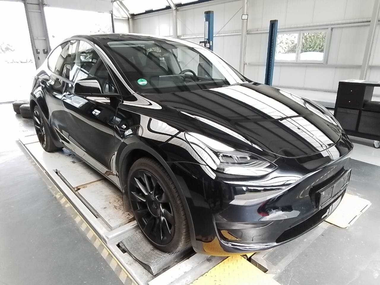 Sort Tesla Model Y fra 2023