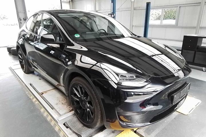 Sort Tesla Model Y fra 2023
