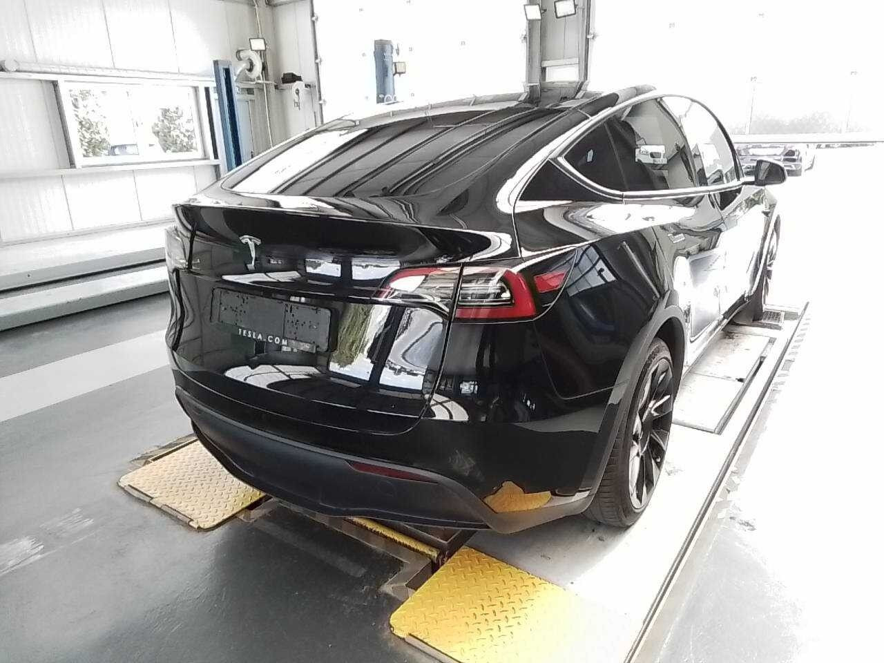 Sort Tesla Model Y fra 2023
