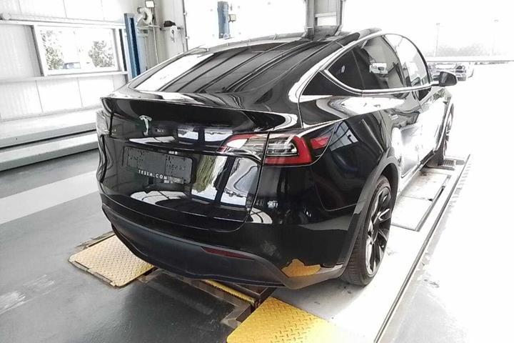 Sort Tesla Model Y fra 2023