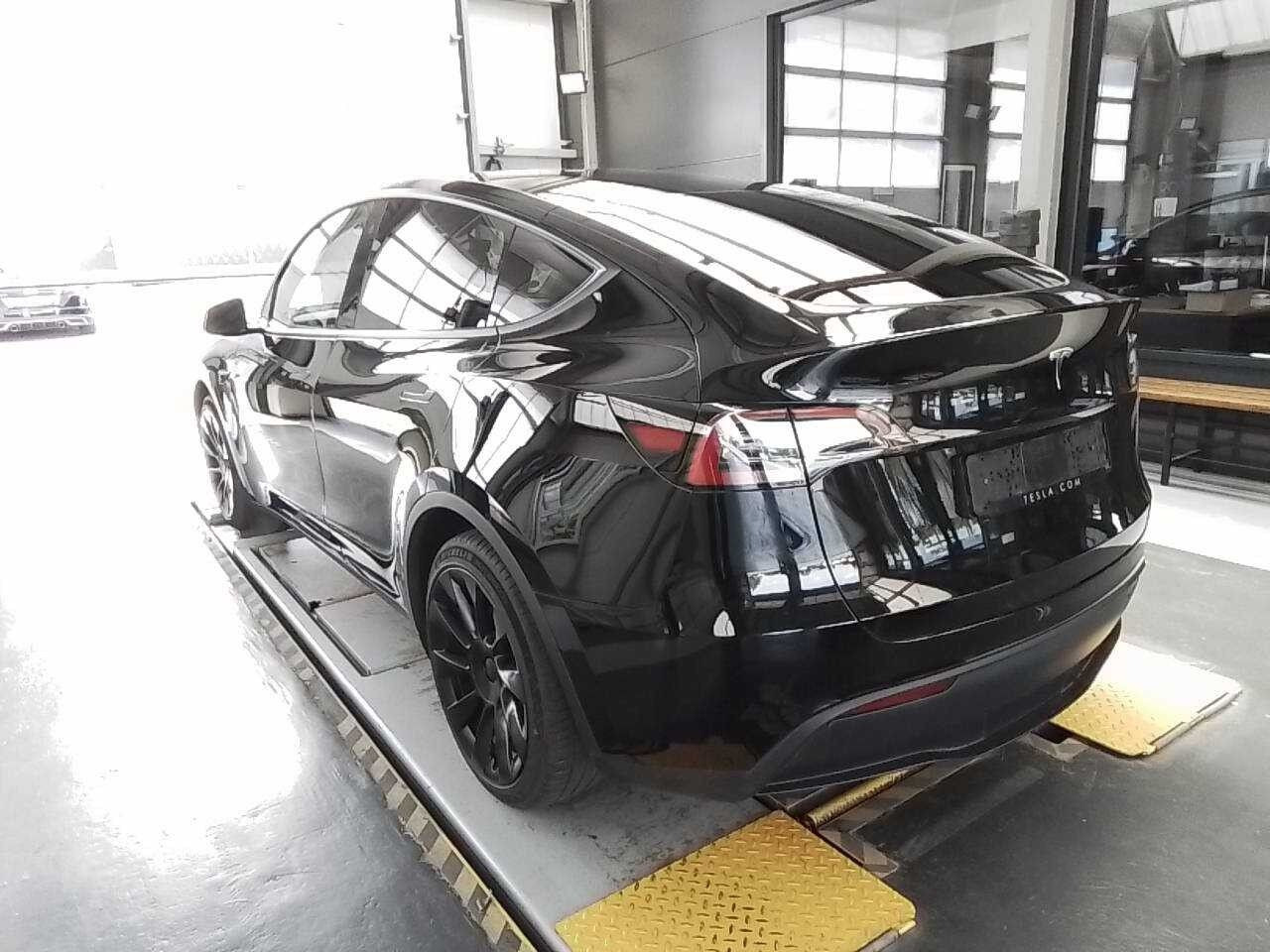 Sort Tesla Model Y fra 2023