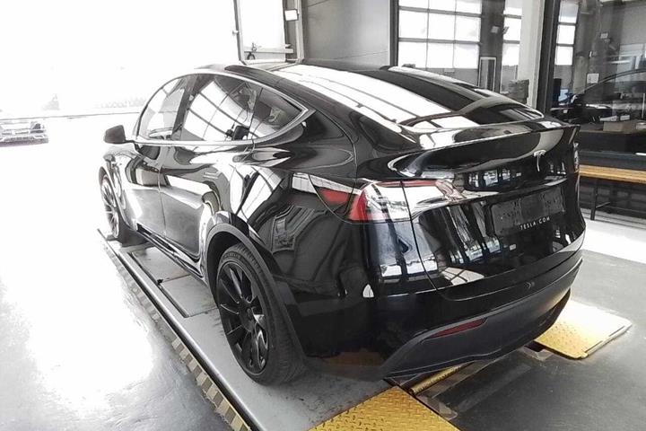 Sort Tesla Model Y fra 2023