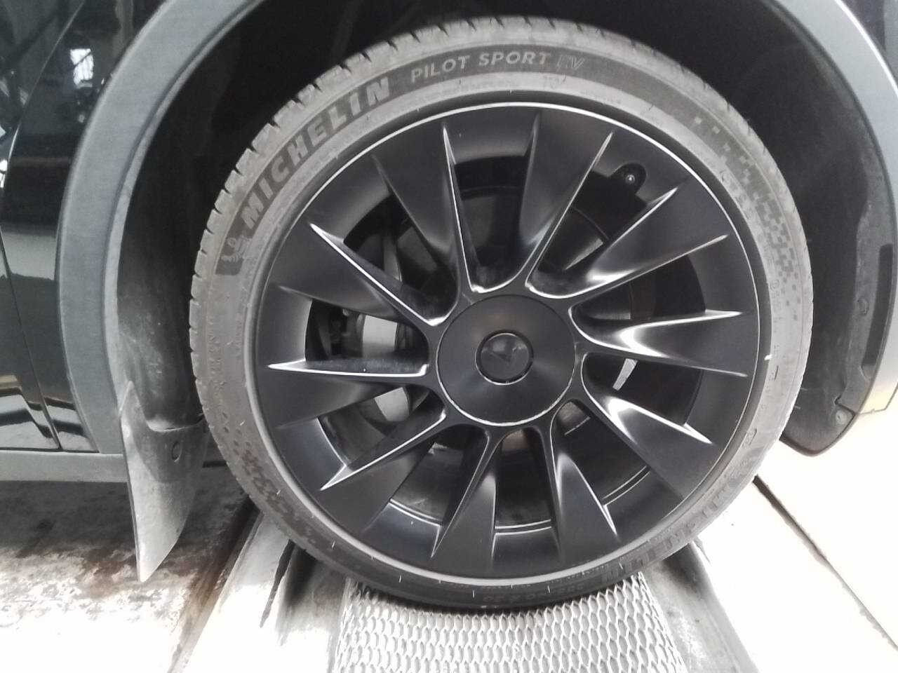 Sort Tesla Model Y fra 2023