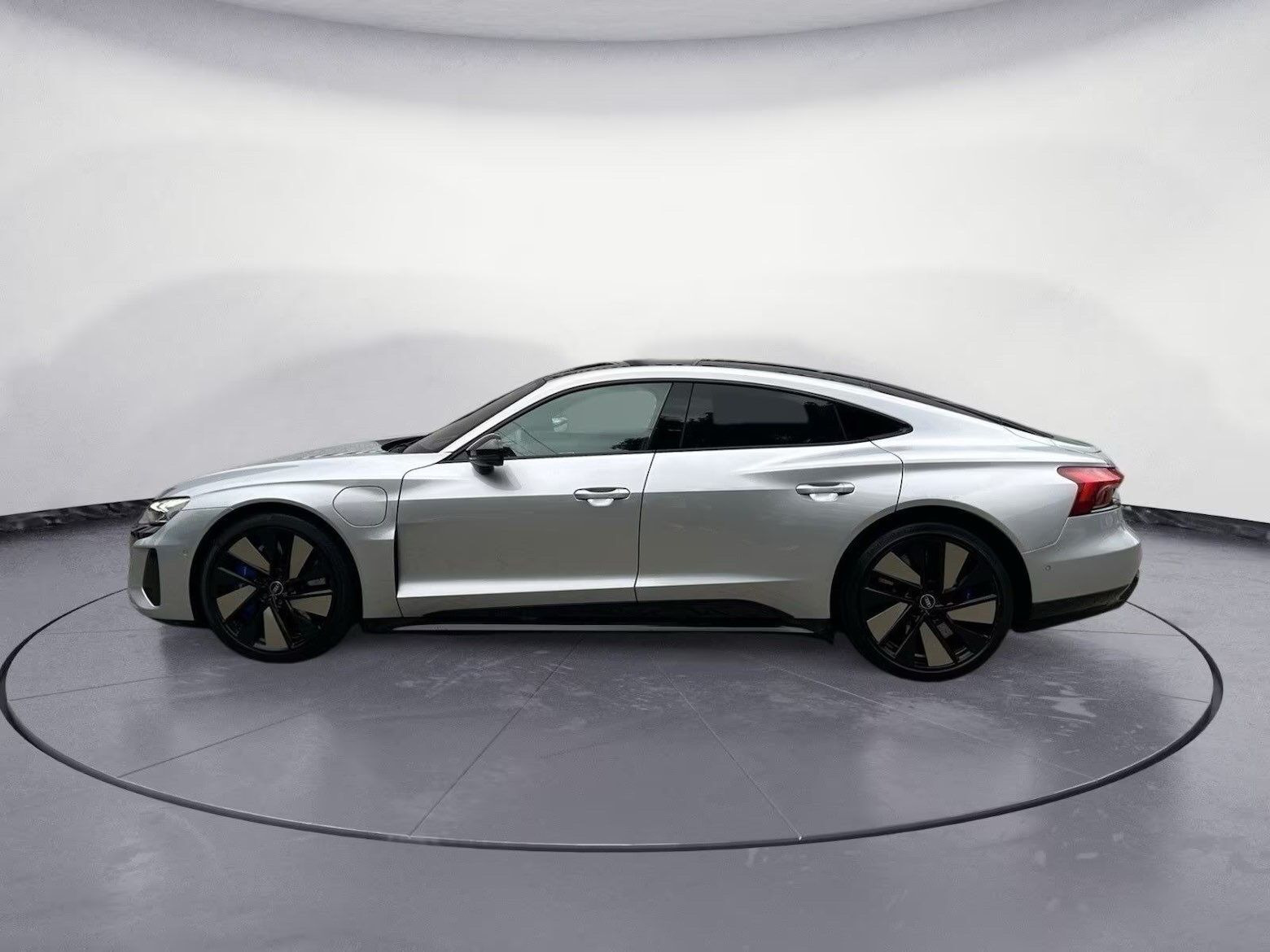 Sølv Audi RS e-tron GT fra 2022