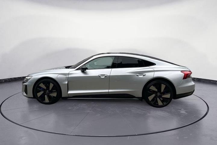 Sølv Audi RS e-tron GT fra 2022