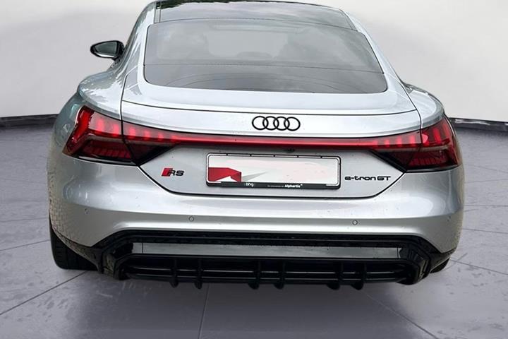 Sølv Audi RS e-tron GT fra 2022