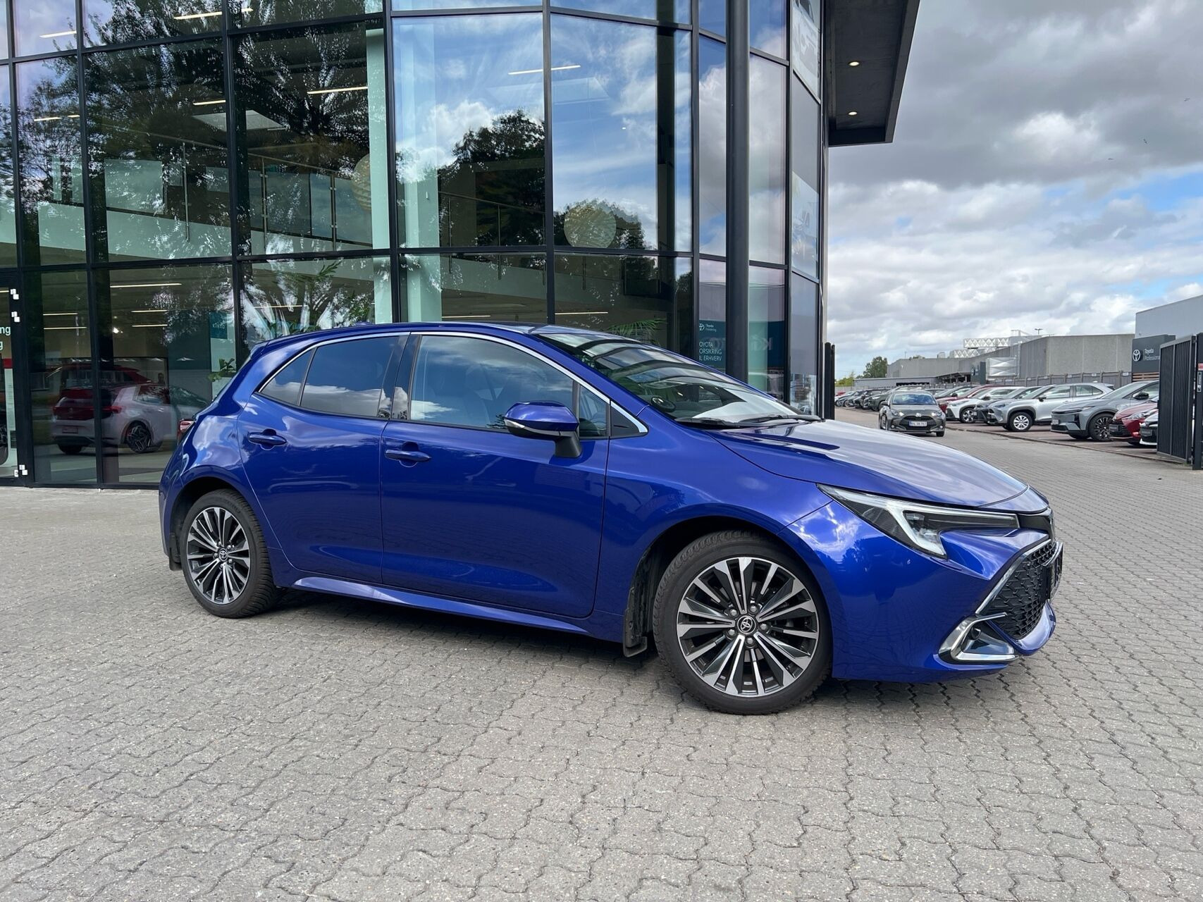 Blå Toyota Corolla fra 2023