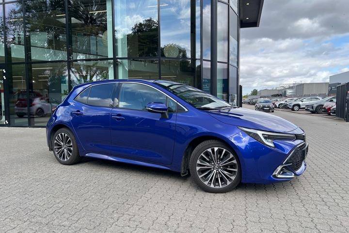 Blå Toyota Corolla fra 2023