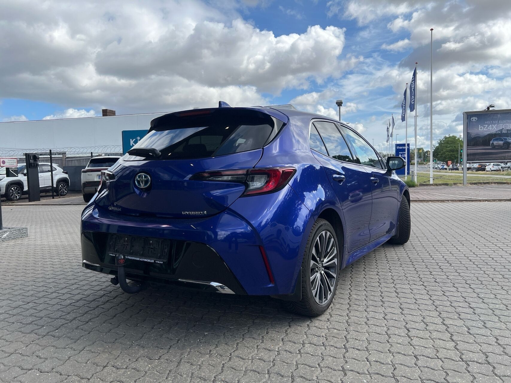 Blå Toyota Corolla fra 2023