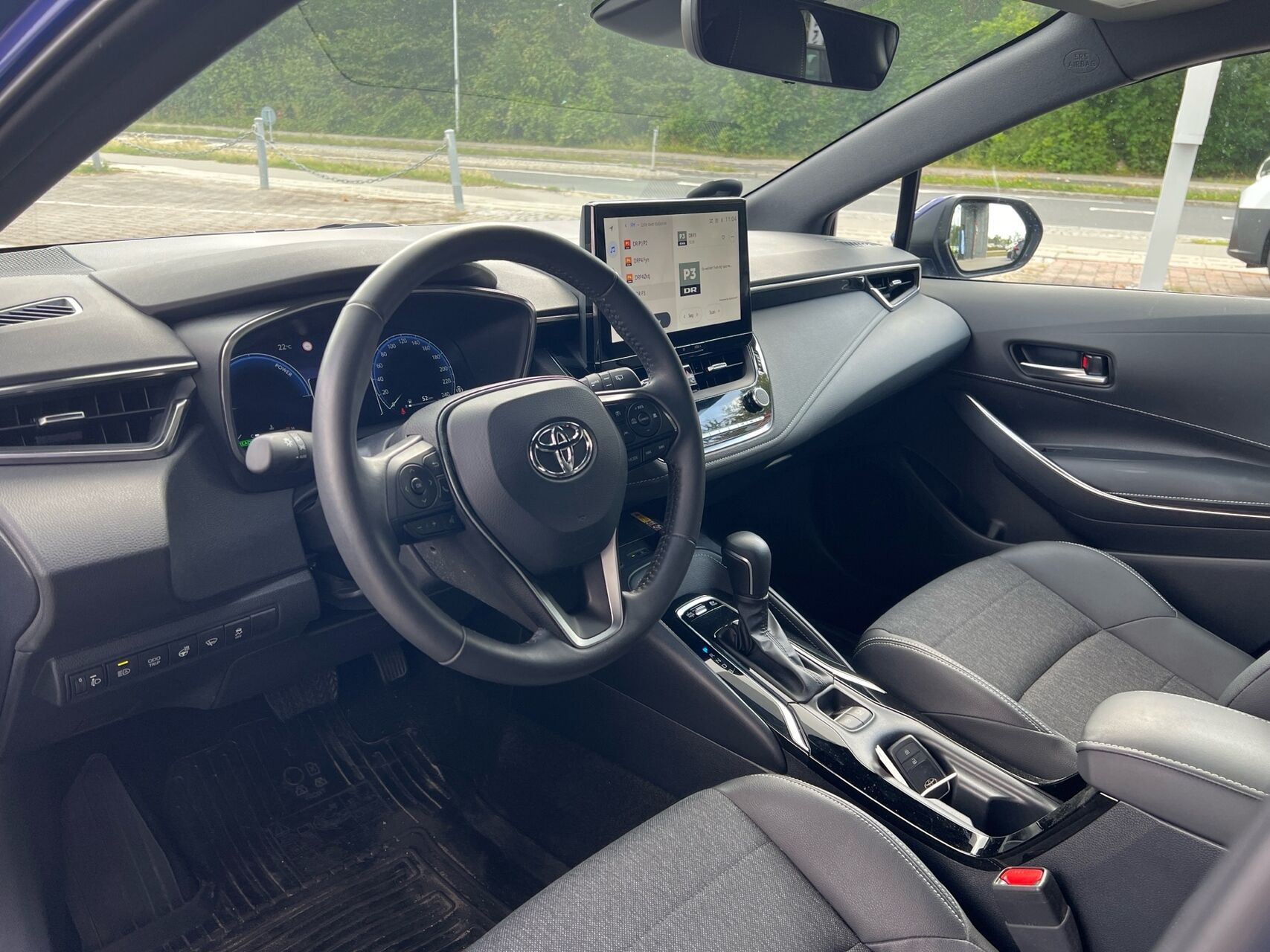 Blå Toyota Corolla fra 2023