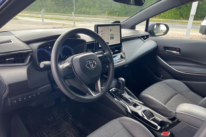 Blå Toyota Corolla fra 2023