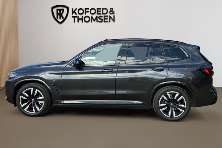 Grå BMW iX3 fra 2024