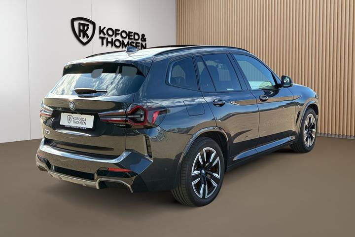 Grå BMW iX3 fra 2024