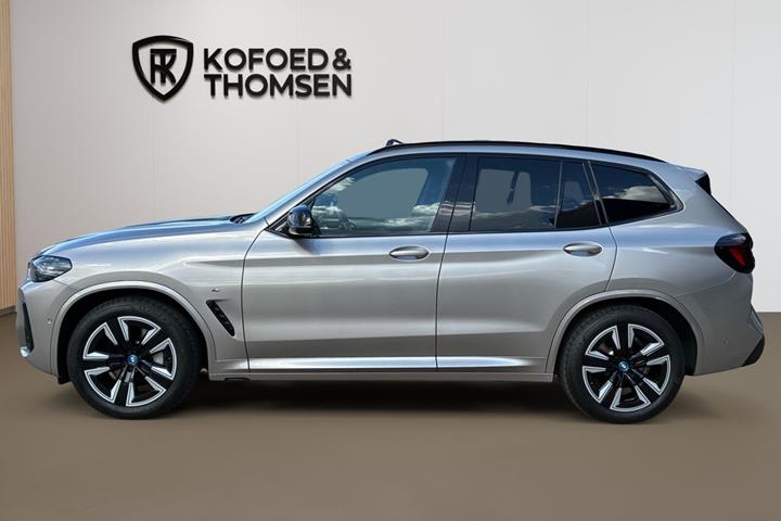 Grå BMW iX3 fra 2024