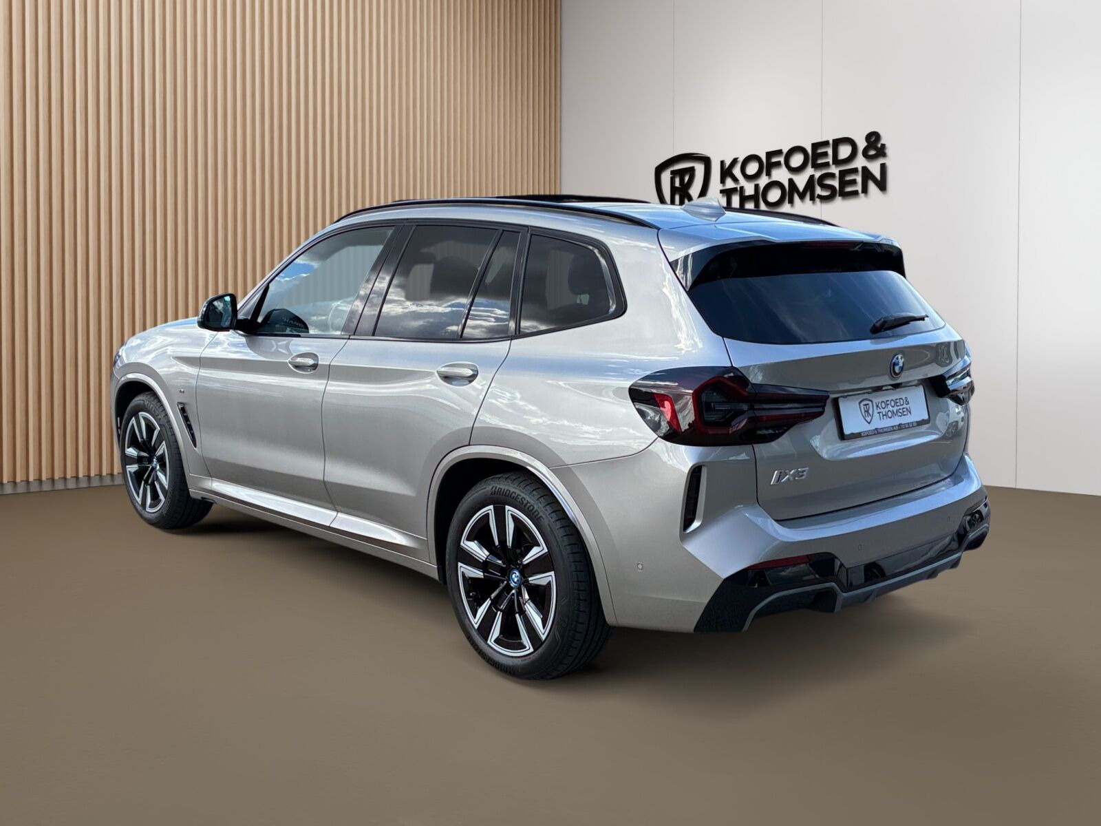 Grå BMW iX3 fra 2024