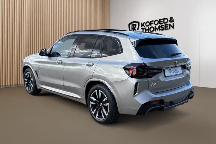 Grå BMW iX3 fra 2024