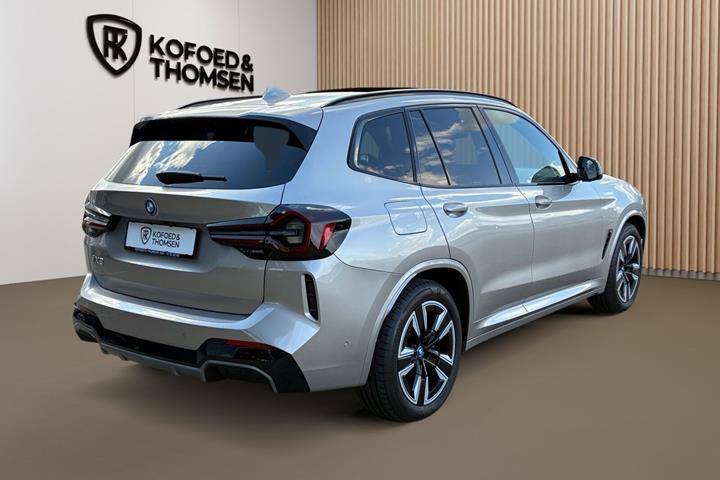Grå BMW iX3 fra 2024
