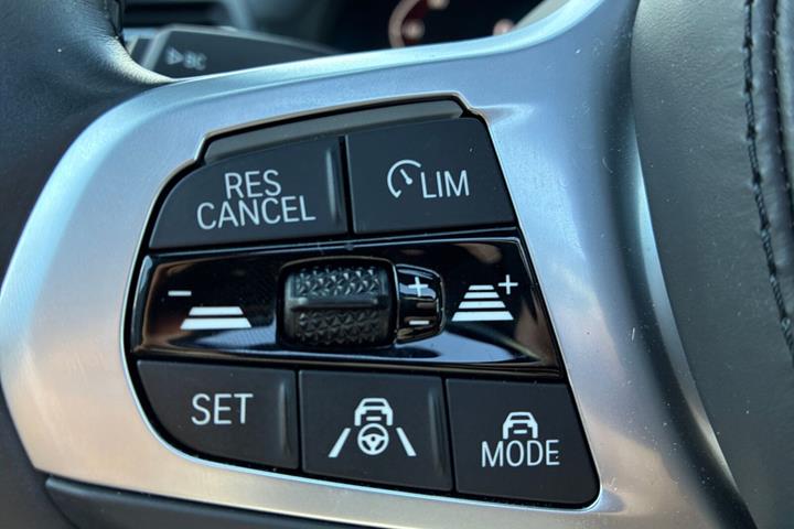 Grå BMW iX3 fra 2024